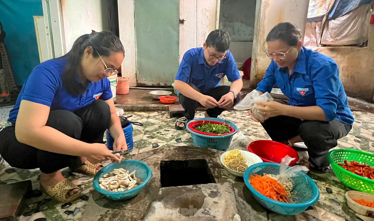 “Bữa cơm gia đình, ấm lòng tình mẹ ” thể hiện lòng biết ơn sâu sắc những người mẹ đã hy sinh lớn lao vì độc lập, tự do của Tổ quốc. tp-tb2.jpg