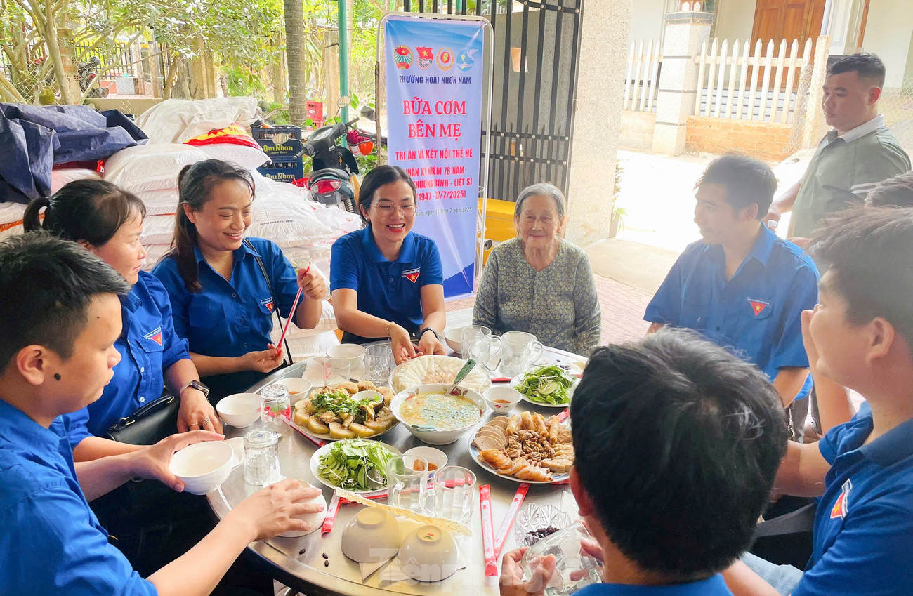 Tuổi trẻ phường Hoài Nhơn Nam (tỉnh Gia Lai) tổ chức bữa cơm tại nhà Mẹ Việt Nam Anh hùng Từ Thị Nghiệm. tp-tb9.jpg