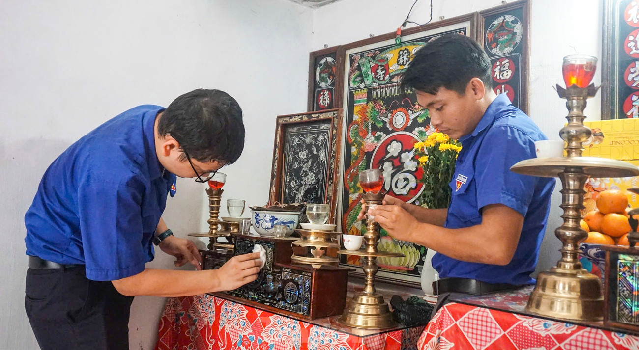 Mẹ Nguyễn Thị Luân (93 tuổi), có chồng và con trai là liệt sĩ trong kháng chiến chống Mỹ cứu nước. Hiện tại mẹ sống cùng con gái ruột tại tổ dân phố Nhơn Thiện, phường An Nhơn Bắc. tp-tb3.jpg
