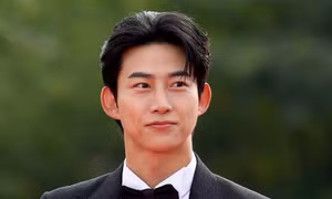 Taecyeon hoãn tuần trăng mật vì 2PM