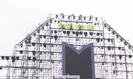 Gấp rút hoàn thiện sân khấu quy mô 20.000 người cho concert Thanh xuân 