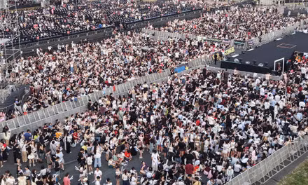 Hơn 20.000 người bắt đầu bùng nổ với concert Thanh xuân