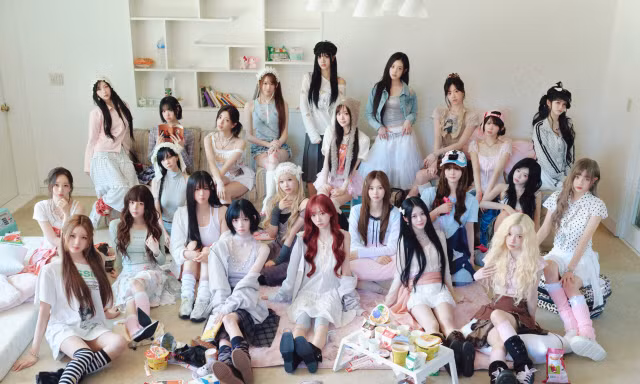 'Nhóm nhạc nữ đông thành viên nhất trong lịch sử K-pop' tripleS tái xuất với đội hình đầy đủ lần đầu tiên