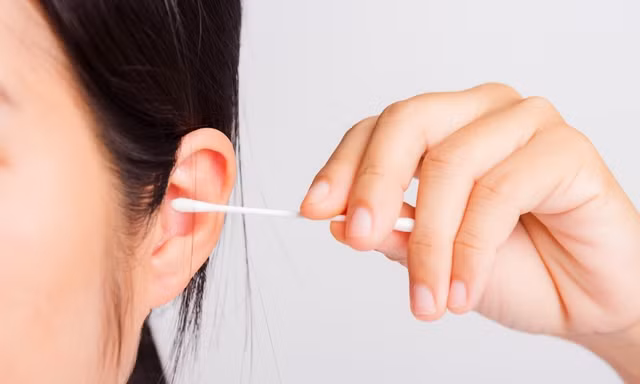Đừng ngoáy tai bằng tăm bông