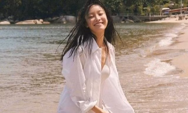 Nghê Ni 'gợi cảm' trên bãi biển