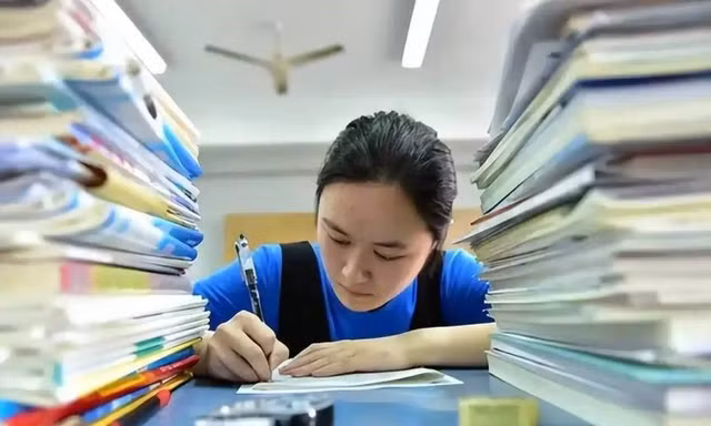 Giải mã vì sao điểm thi tốt nghiệp vẫn thấp, dù miệt mài luyện giải biết bao đề thi các năm trước