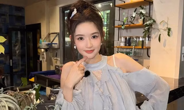 Vương Ngọc Văn luôn biết cách khiến người khác phải 'ngoái nhìn'
