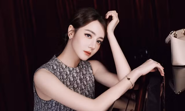 Dáng vẻ nghệ sĩ piano của Địch Lệ Nhiệt Ba khiến cõi mạng 'mê đắm'