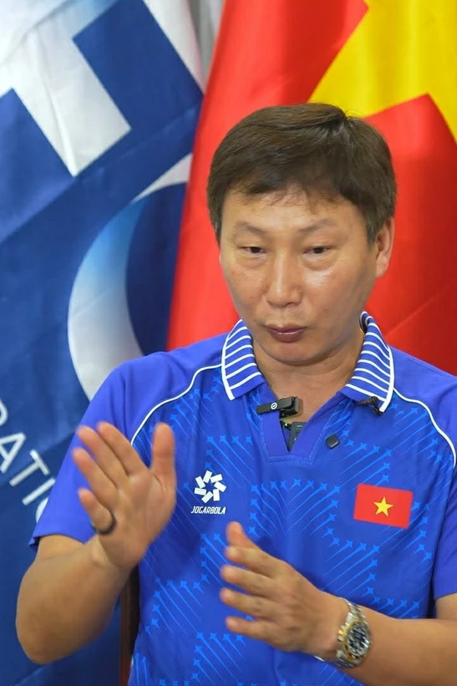 HLV Kim Sang-sik: Vợ tắt tivi khi chúng tôi thua Thái Lan 2 bàn sau hiệp 1… 