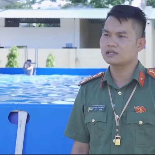 Mang bể bơi về bản, giúp trẻ em phòng tránh đuối nước