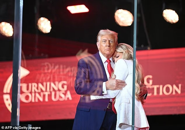 Hoa hậu Mỹ ôm Tổng thống Trump khóc trong lễ tưởng niệm | Báo điện tử Tiền Phong