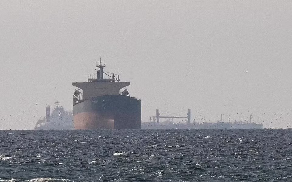 Tàu chiến Mỹ nổ súng, thu giữ tàu hàng Iran