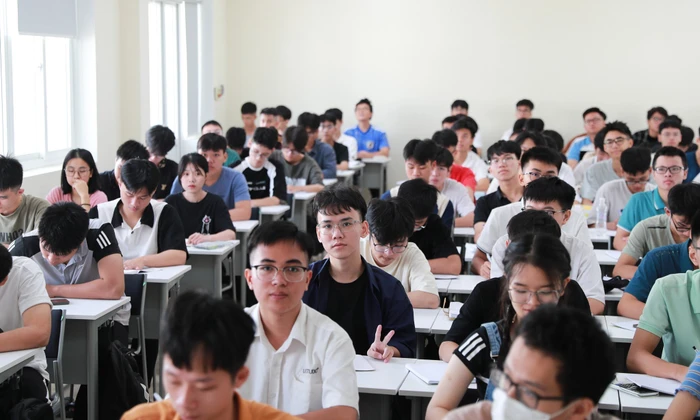 Sinh viên Đại học Quốc gia Hà Nội trong giờ học lí thuyết Ảnh: HOA BAN 