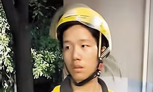 Nam sinh 19 tuổi sống dưới gầm cầu cùng cún cưng, giao hàng hơn 10 giờ/ngày kiếm học phí