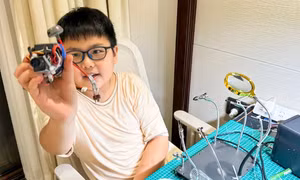 'Cậu bé tên lửa’ tự chế tạo động cơ turbo ngay trong phòng khách