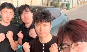 Nam sinh lái xe suốt 1.300 km đưa người lạ về quê gặp mẹ lần cuối