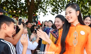 Các cô gái Hoa hậu Việt Nam rạng rỡ trong vòng tay người dân Bắc Ninh