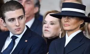 Thế khó của bà Melania và Barron Trump