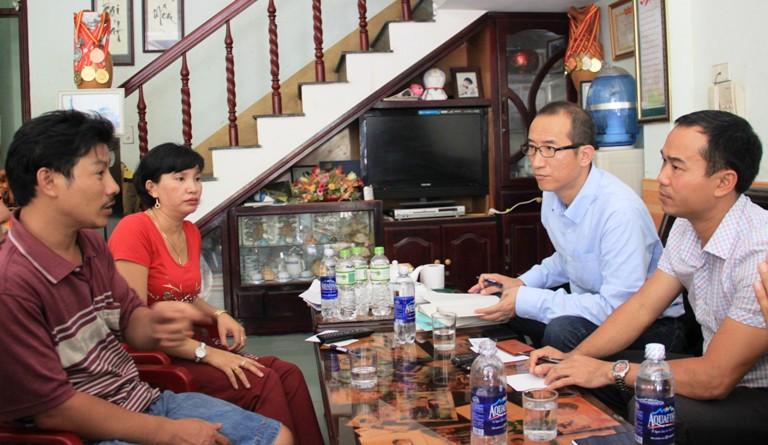 Nhà báo Yamanka tìm hiểu thông tin đâm chìm tàu, hoàn cảnh chủ tàu cá ĐNa 90152 và các thuyền viên. Ảnh: Nguyễn Huy