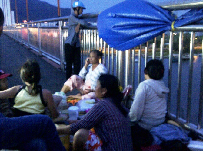 Gia đình nỗ lực tìm kiếm thi thể anh Q.