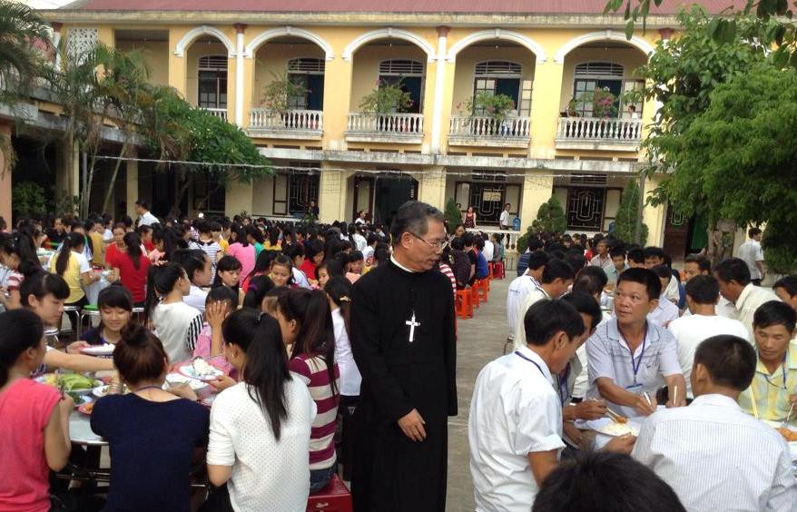 Linh mục,tu sĩ Dòng Thánh Tâm-Huế hỏi thăm người nhà, sĩ tử trước giờ thi