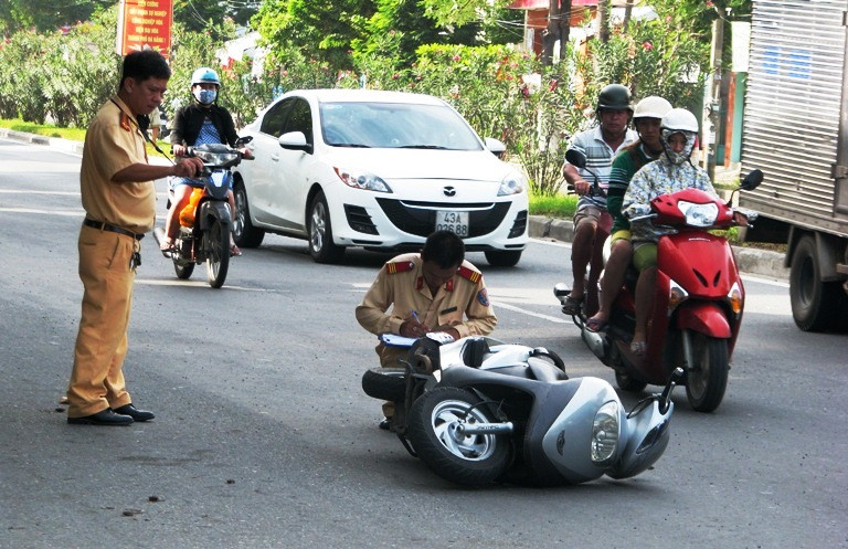 Cảnh sát giao thông Công an quận Liên Chiểu lập biên bản hiện trường vụ việc. Ảnh: Nguyễn Huy