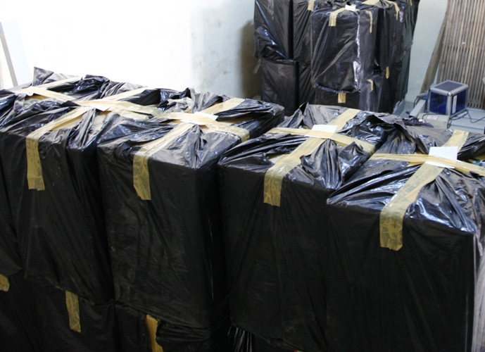 Số thuốc lá được "nguỵ trang" cẩn thận trong xe đông lạnh. Ảnh: Nguyễn Huy