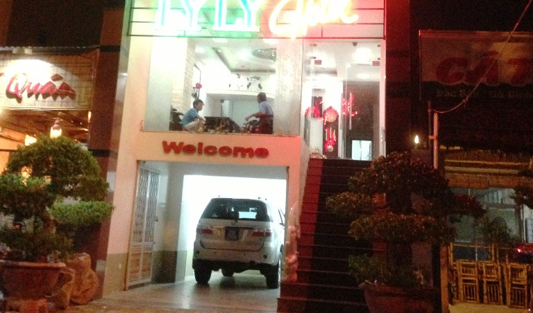 Khách san L. nơi ông H. thuê phòng nghi dùng súng để tự tử. Ảnh: Nguyễn Huy