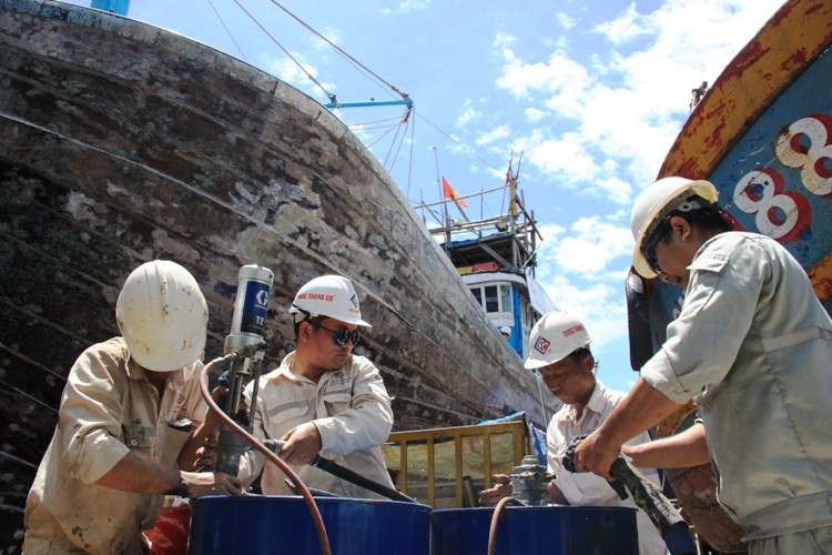 Từ chiều 10/7, tại triền đà Cty Sơn Hải (Nại Hiên Đông, Sơn Trà, Đà Nẵng), hàng chục công nhân Cty TNHH TM& Xây dựng Quốc Thắng (Thanh Khê, gọi tắt Cty Quốc Thắng) chính thức phủ lót, phun lớp vật liệu cao Polyurea miễn phí cho tàu cá ĐNa 90235 của ông Tr