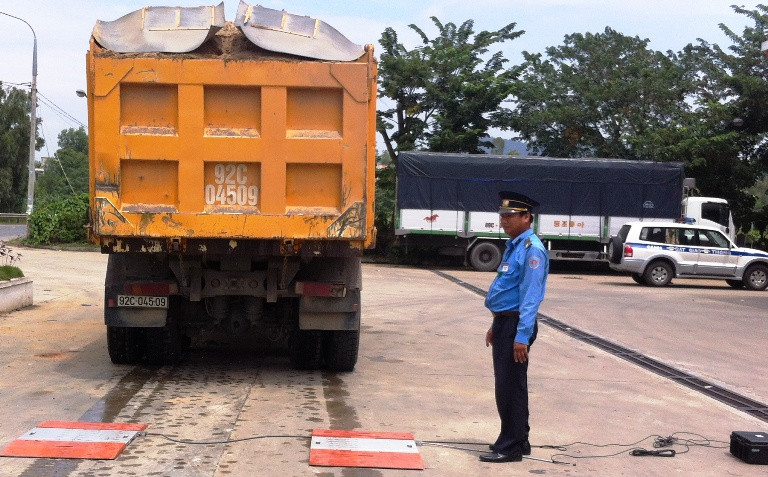 Hơn 3 tiếng đồng hồ, tài xế xe ben tải mới chịu đánh xe lên cân với kết quả quá tải 170%. Ảnh: CSGT cung cấp