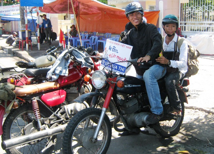 Tình nguyện viên hội xe Minsk Đà Nẵng hồ hởi đưa đón sĩ tử sau giờ thi. Ảnh: Nguyễn Huy