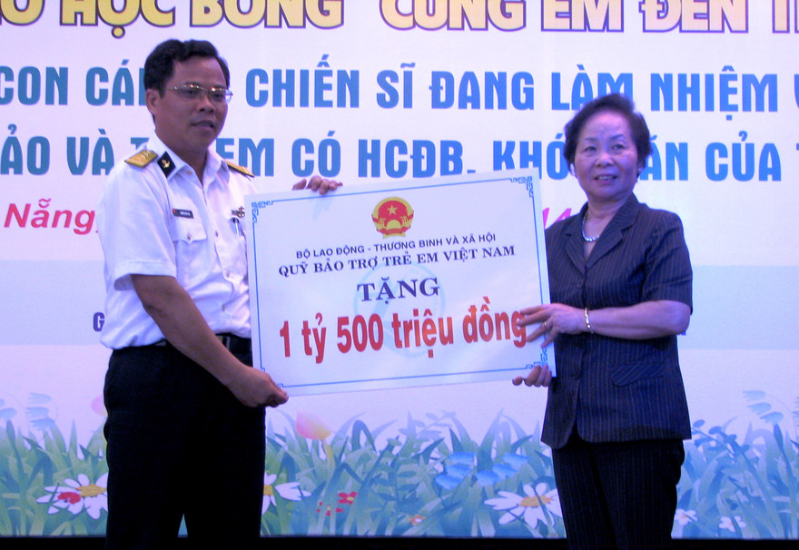 Phó chủ tịch nước Nguyễn Thị Doan trao quỹ 1,5 tỉ đồng hỗ trợ con em cán bộ chiến sĩ bảo vệ biển đảo. Ảnh Nguyễn Huy