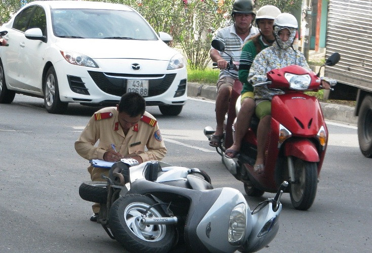 Lực lượng công an quận Liên Chiểu lập biên bản hiện trường, xác minh đây là vụ va chạm giao thông. Ảnh: Nguyễn Huy