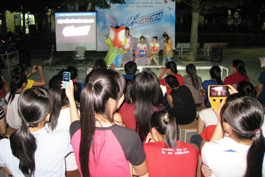 Thí sinh hào hứng trong đêm văn nghệ. Ảnh: Nguyễn Huy