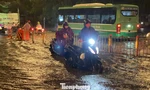 Mưa xối xả tại TPHCM, xe chết máy la liệt, người dân vất vả chống ngập
