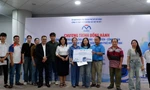 Đại diện Công ty TNHH MTV Đường sắt đô thị số 1 TPHCM và nhà tài trợ tặng vé tháng cho công nhân, người lao động có hoàn cảnh khó khăn tại TPHCM. Ảnh: Hữu Huy
