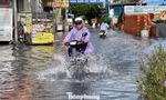 Mưa lớn kéo dài, nhiều tuyến đường TPHCM ngập nước