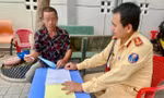 Manh động sau va chạm giao thông, người đàn ông lộ ra hàng loạt vi phạm