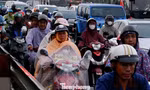 Người dân đội mưa rời TPHCM, cửa ngõ ùn ứ suốt chiều tối