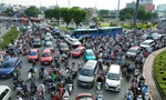 Kẹt xe kéo dài ở cửa ngõ Đông Bắc TPHCM
