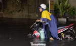 Mưa xối xả, nhiều tuyến đường TPHCM ngập sâu, xe chết máy la liệt