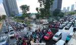 Mưa từ sáng sớm, xe ùn ứ nhích từng chút vào trung tâm TPHCM