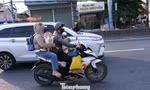 Chiều cuối kỳ nghỉ Tết Dương lịch: Người dân lỉnh kỉnh hành lý trở lại TPHCM