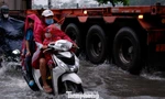 Triều cường kết hợp mưa kéo dài, người dân TPHCM bì bõm lội nước về nhà