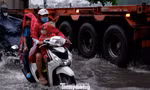 Triều cường kết hợp mưa kéo dài, người dân TPHCM bì bõm lội nước về nhà