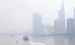 Bầu trời TPHCM tối sầm, sương mù dày đặc từ sáng sớm