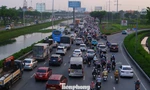 Chiều cuối năm, cửa ngõ TPHCM ken đặc người xe về quê nghỉ Tết Dương lịch