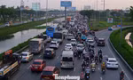 Chiều cuối năm, cửa ngõ TPHCM ken đặc người xe về quê nghỉ Tết Dương lịch
