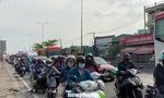 Người dân đội nắng ùn ùn trở lại TPHCM chiều mùng 5 Tết