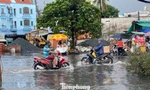Triều cường kết hợp mưa lớn, người dân TPHCM chật vật giữa biển nước 
